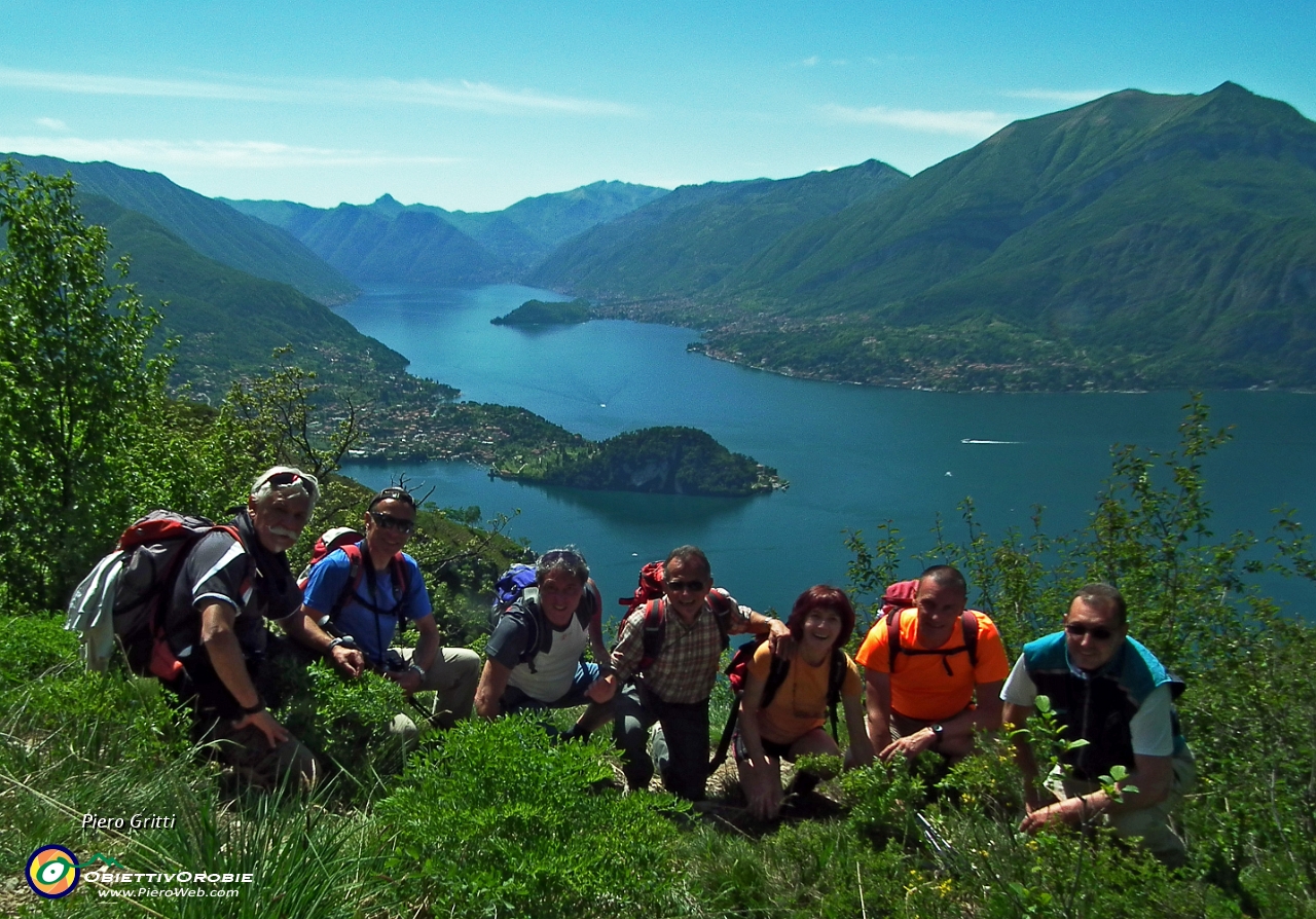 01 Noi sette sul Sentiero del Vaindante con vista sul Lago di Com.JPG